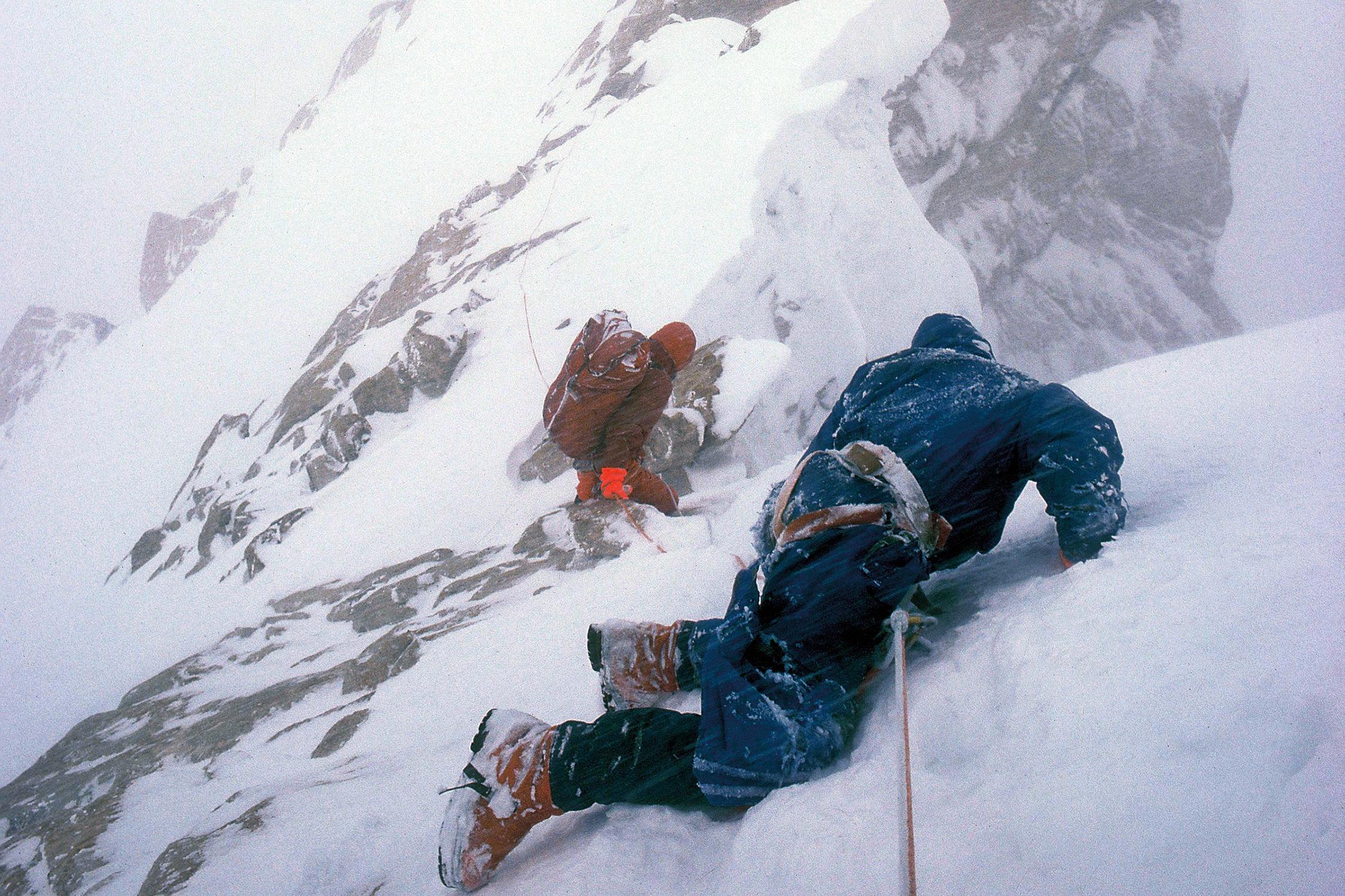 از معروفترین عکسهای تاریخ کوهنوردی، دوگ اسکات با دو پای شکسته در حال فرود از کوه بینتها براک ملقب به آدمخوار